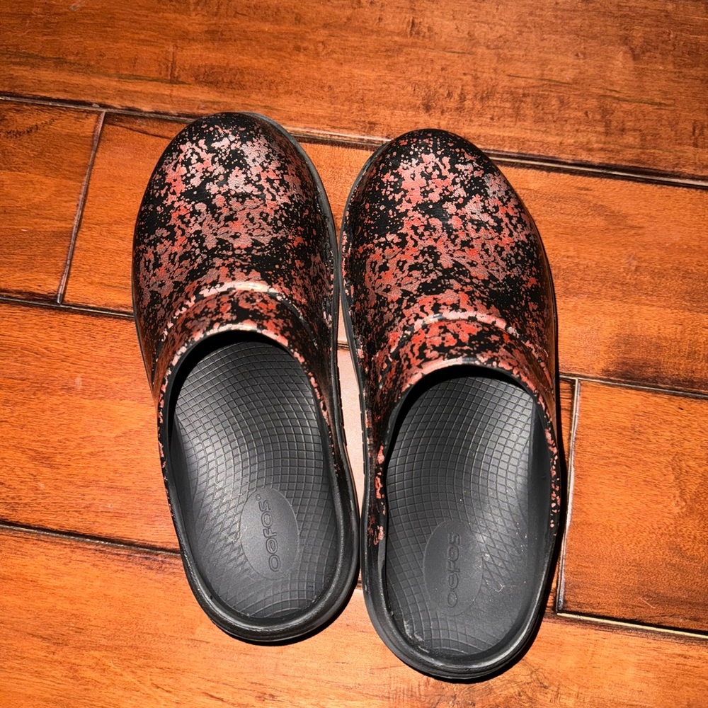 Oofos clogs Size 40.  Women’s 9
